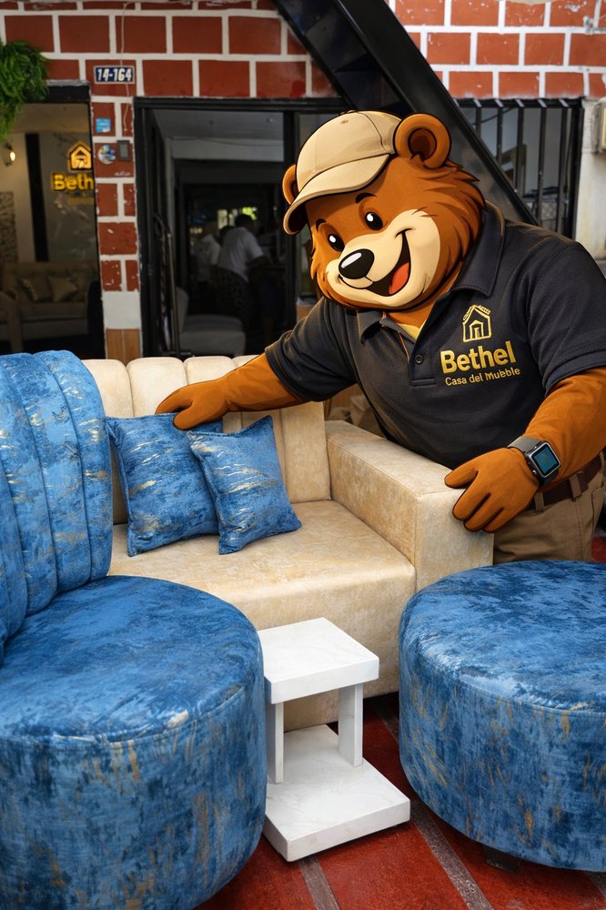El oso de Bethel mostrando una sala en el showroom