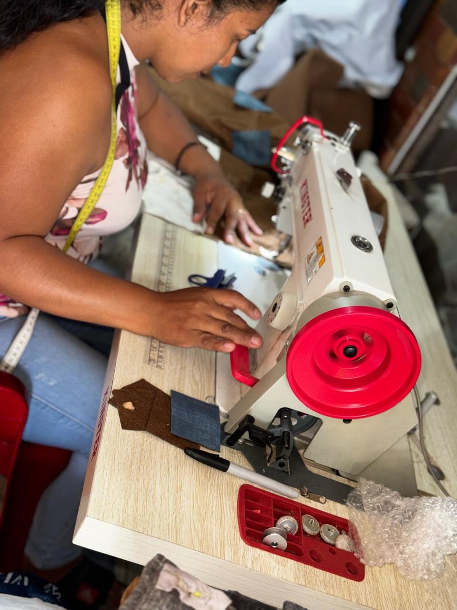 Costurera de Bethel cosiendo en el taller