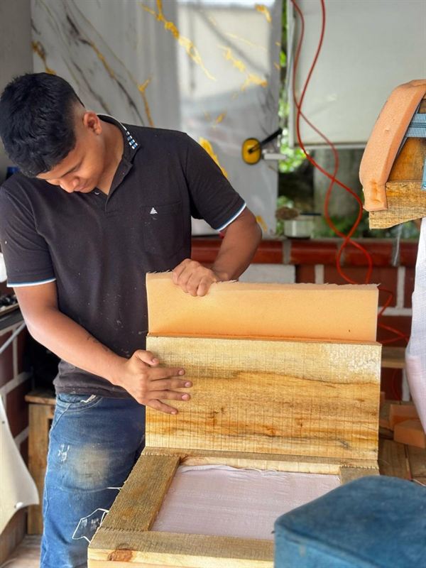 Armando la estructura de madera de un mueble en el taller Bethel