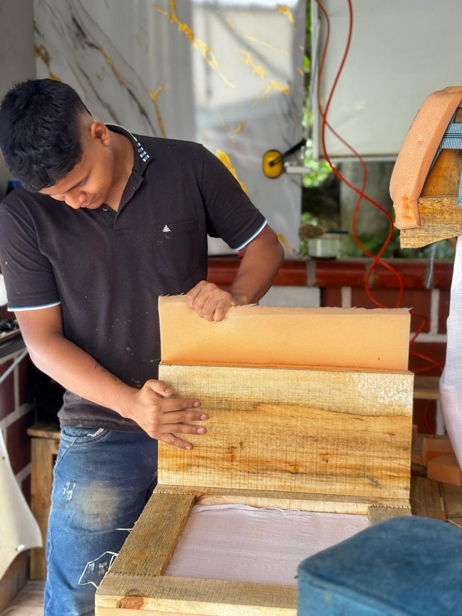 Armando la estructura de madera de un mueble